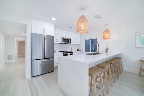 Condo in Indian Rocks Beach, Florida, 2 bedrooms № 2118600 - photo 9
