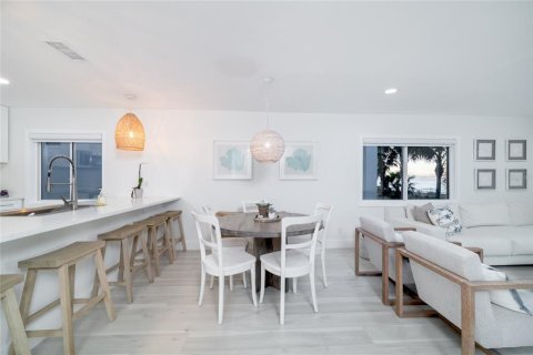 Condo in Indian Rocks Beach, Florida, 2 bedrooms № 2118600 - photo 8