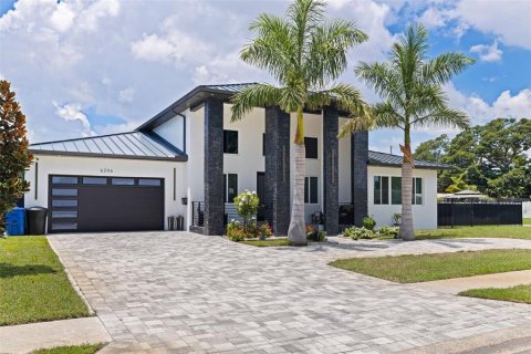 House in Saint Petersburg, Florida 3 bedrooms, 208.29 sq.m. № 1876408 - photo 2