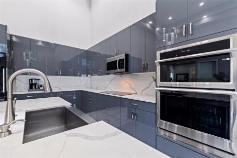 House in Saint Petersburg, Florida 3 bedrooms, 208.29 sq.m. № 1876408 - photo 14
