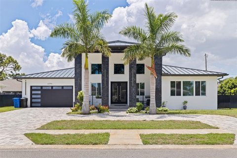 House in Saint Petersburg, Florida 3 bedrooms, 208.29 sq.m. № 1876408 - photo 1