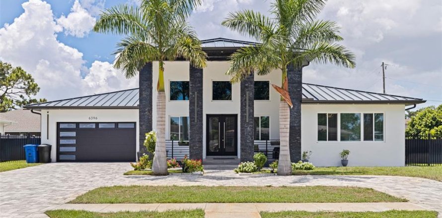 House in Saint Petersburg, Florida 3 bedrooms, 208.29 sq.m. № 1876408