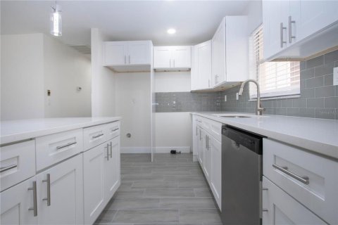 Condo in Sun City Center, Florida, 2 bedrooms  № 1774666 - photo 27