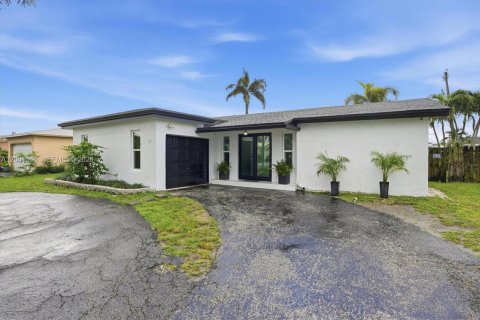 House in Sunrise, Florida 3 bedrooms, 148.64 sq.m. № 2069553 - photo 1