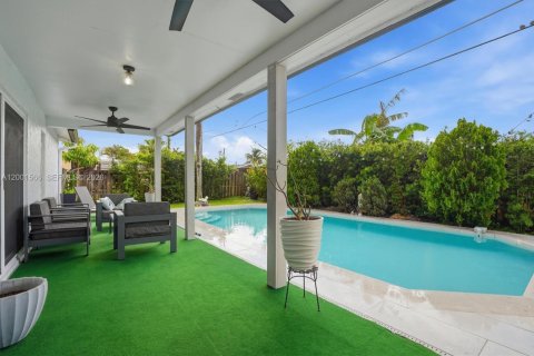 House in Sunrise, Florida 3 bedrooms, 148.64 sq.m. № 2069553 - photo 2