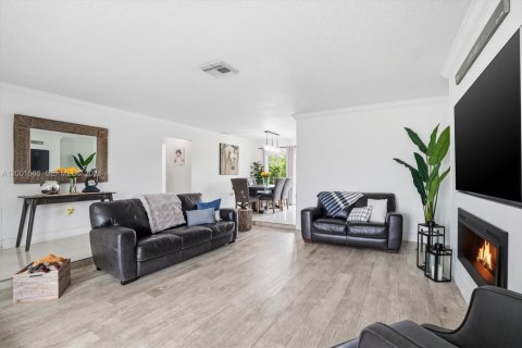 House in Sunrise, Florida 3 bedrooms, 148.64 sq.m. № 2069553 - photo 6