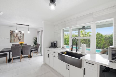 House in Sunrise, Florida 3 bedrooms, 148.64 sq.m. № 2069553 - photo 10