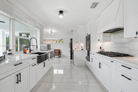 House in Sunrise, Florida 3 bedrooms, 148.64 sq.m. № 2069553 - photo 8