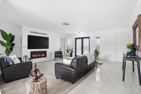 House in Sunrise, Florida 3 bedrooms, 148.64 sq.m. № 2069553 - photo 4