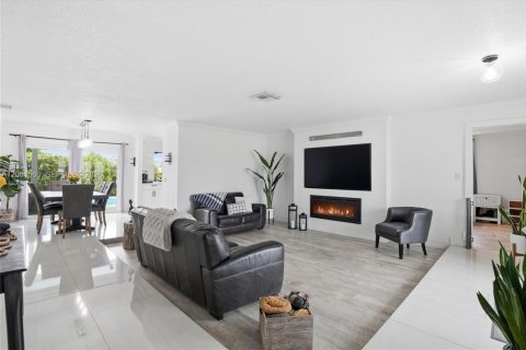 House in Sunrise, Florida 3 bedrooms, 148.64 sq.m. № 2069553 - photo 3