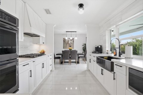 House in Sunrise, Florida 3 bedrooms, 148.64 sq.m. № 2069553 - photo 9