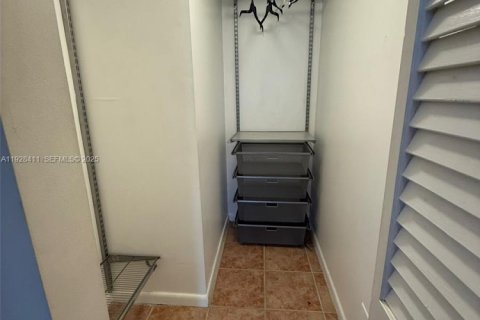 Condominio en venta en Surfside, Florida, 1 dormitorio, 74.32 m2 № 1986783 - foto 10