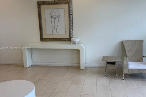 Condominio en venta en Surfside, Florida, 1 dormitorio, 74.32 m2 № 1986783 - foto 17