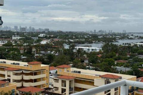 Condominio en venta en Surfside, Florida, 1 dormitorio, 74.32 m2 № 1986783 - foto 3