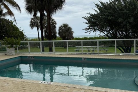 Condominio en venta en Surfside, Florida, 1 dormitorio, 74.32 m2 № 1986783 - foto 14