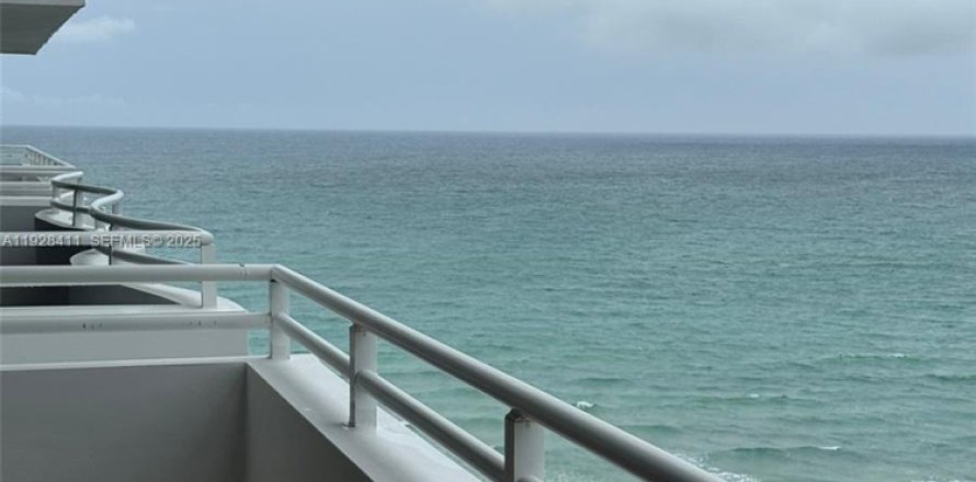 Condominio en Surfside, Florida, 1 dormitorio  № 1986783