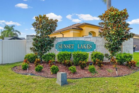 House in New Port Richey, Florida 3 bedrooms, 163.42 sq.m. № 2422742 - photo 28