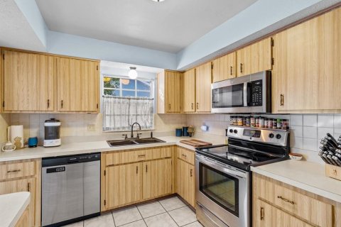 House in New Port Richey, Florida 3 bedrooms, 163.42 sq.m. № 2422742 - photo 7