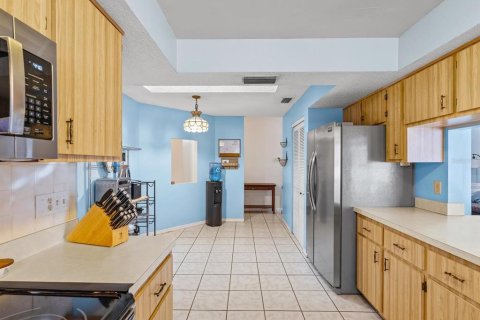 House in New Port Richey, Florida 3 bedrooms, 163.42 sq.m. № 2422742 - photo 8