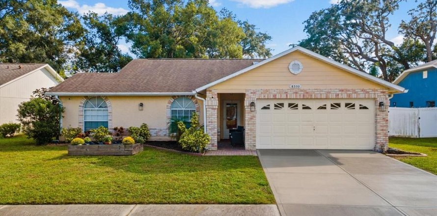 House in New Port Richey, Florida 3 bedrooms, 163.42 sq.m. № 2422742