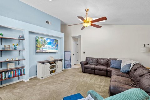 House in New Port Richey, Florida 3 bedrooms, 163.42 sq.m. № 2422742 - photo 6