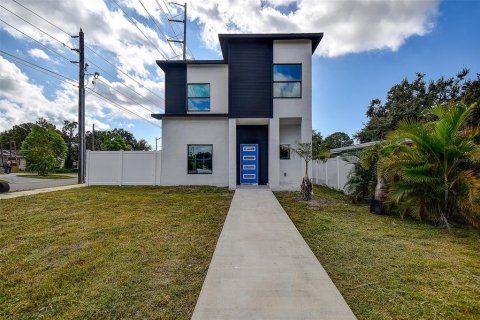 House in Saint Petersburg, Florida 4 bedrooms, 207.54 sq.m. № 2359459