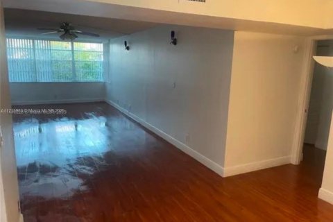 Condo in Plantation, Florida, 2 bedrooms  № 1467652 - photo 2