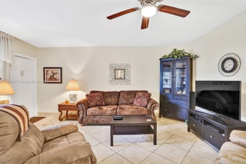 Condominio en venta en Hallandale Beach, Florida, 1 dormitorio, 60.39 m2 № 1942479 - foto 7