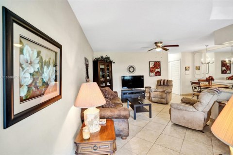 Condominio en venta en Hallandale Beach, Florida, 1 dormitorio, 60.39 m2 № 1942479 - foto 2