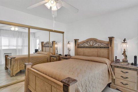 Condominio en venta en Hallandale Beach, Florida, 1 dormitorio, 60.39 m2 № 1942479 - foto 14