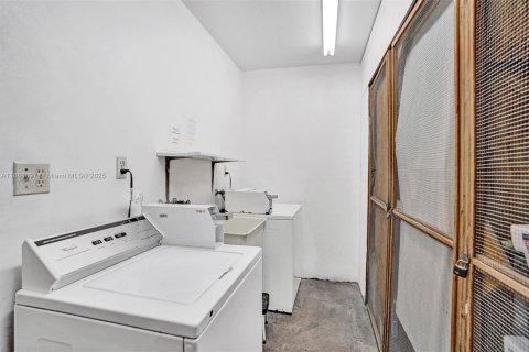 Condominio en venta en Hallandale Beach, Florida, 1 dormitorio, 60.39 m2 № 1942479 - foto 26