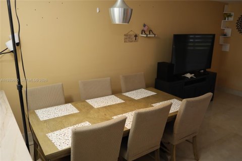 Купить таунхаус в Пемброк-Пайнс, Флорида 3 спальни, 126.44м2, № 1995131 - фото 13