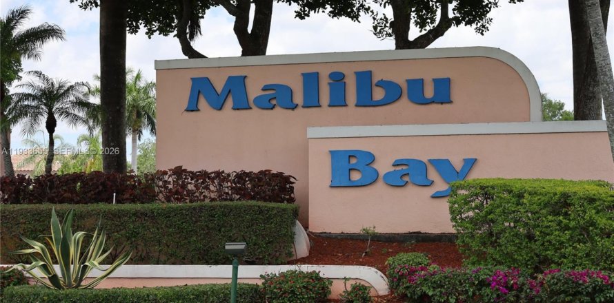 Таунхаус в Пемброк-Пайнс, Флорида 3 спальни, 126.44м2 № 1995131