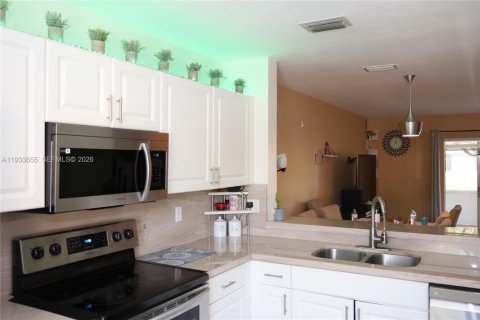 Купить таунхаус в Пемброк-Пайнс, Флорида 3 спальни, 126.44м2, № 1995131 - фото 20