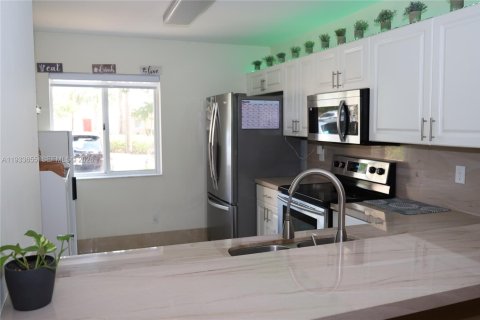 Купить таунхаус в Пемброк-Пайнс, Флорида 3 спальни, 126.44м2, № 1995131 - фото 16