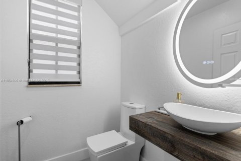 House in Doral, Florida 4 bedrooms, 246.19 sq.m. № 1872255 - photo 20