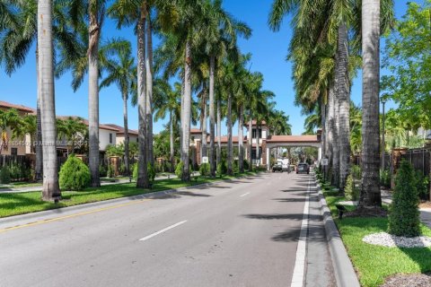 House in Doral, Florida 4 bedrooms, 246.19 sq.m. № 1872255 - photo 2