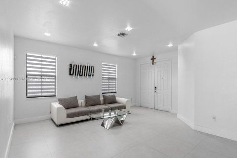 House in Doral, Florida 4 bedrooms, 246.19 sq.m. № 1872255 - photo 8