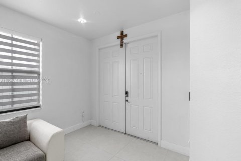 House in Doral, Florida 4 bedrooms, 246.19 sq.m. № 1872255 - photo 6