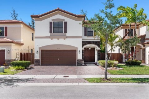 House in Doral, Florida 4 bedrooms, 246.19 sq.m. № 1872255 - photo 3