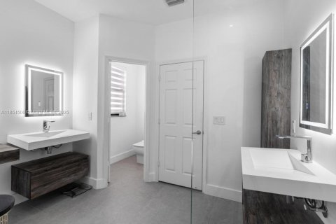 House in Doral, Florida 4 bedrooms, 246.19 sq.m. № 1872255 - photo 28