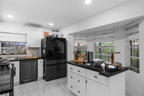 House in Hialeah, Florida 4 bedrooms, 201.69 sq.m. № 1889922 - photo 14