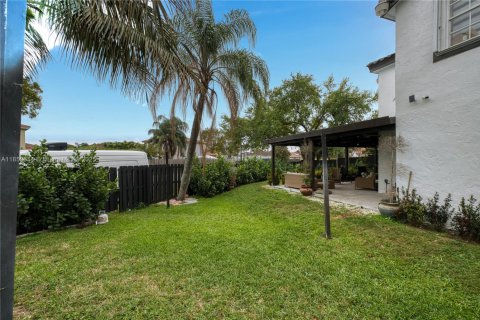 House in Hialeah, Florida 4 bedrooms, 201.69 sq.m. № 1889922 - photo 7