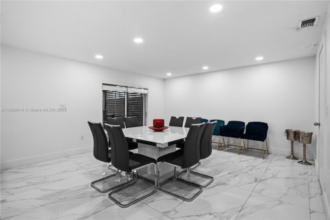 House in Hialeah, Florida 4 bedrooms, 201.69 sq.m. № 1889922 - photo 18