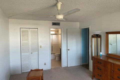 Condo in Palm Springs, Florida, 1 bedroom  № 1047619 - photo 1