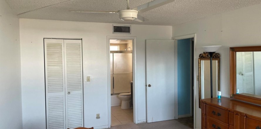 Condo in Palm Springs, Florida, 1 bedroom  № 1047619