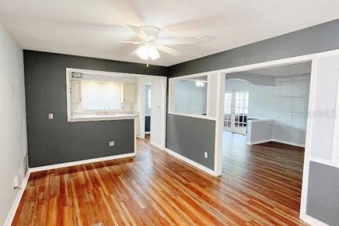 House in Orlando, Florida 3 bedrooms, 165.55 sq.m. № 1669995 - photo 2
