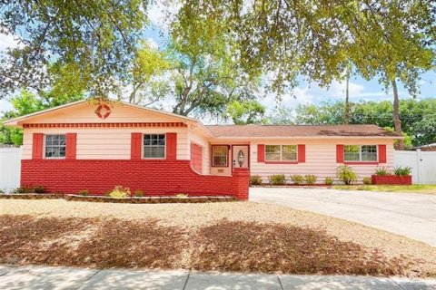 House in Orlando, Florida 3 bedrooms, 165.55 sq.m. № 1669995 - photo 1