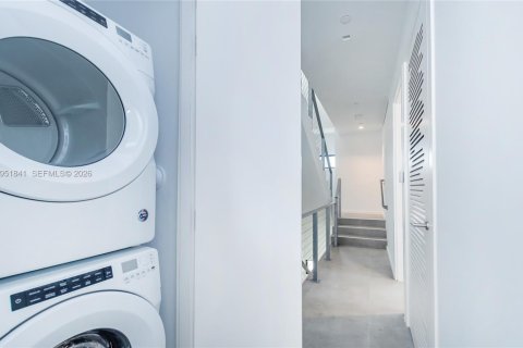 Снять в аренду таунхаус в Майами, Флорида 3 спальни, 181.25м2, № 2006065 - фото 18