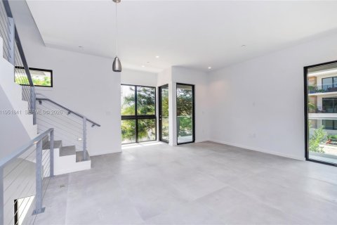 Снять в аренду таунхаус в Майами, Флорида 3 спальни, 181.25м2, № 2006065 - фото 3